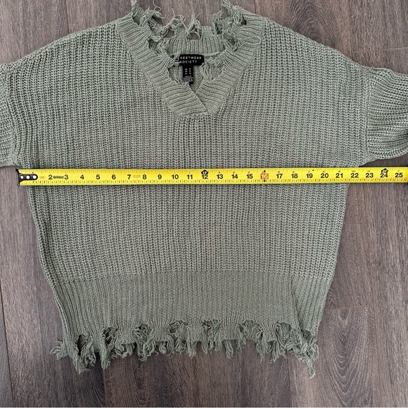 NWOT Women’s Sage Grey/ Green V-Neck Distressed Sweater Size Medium - Picture 3 of 5